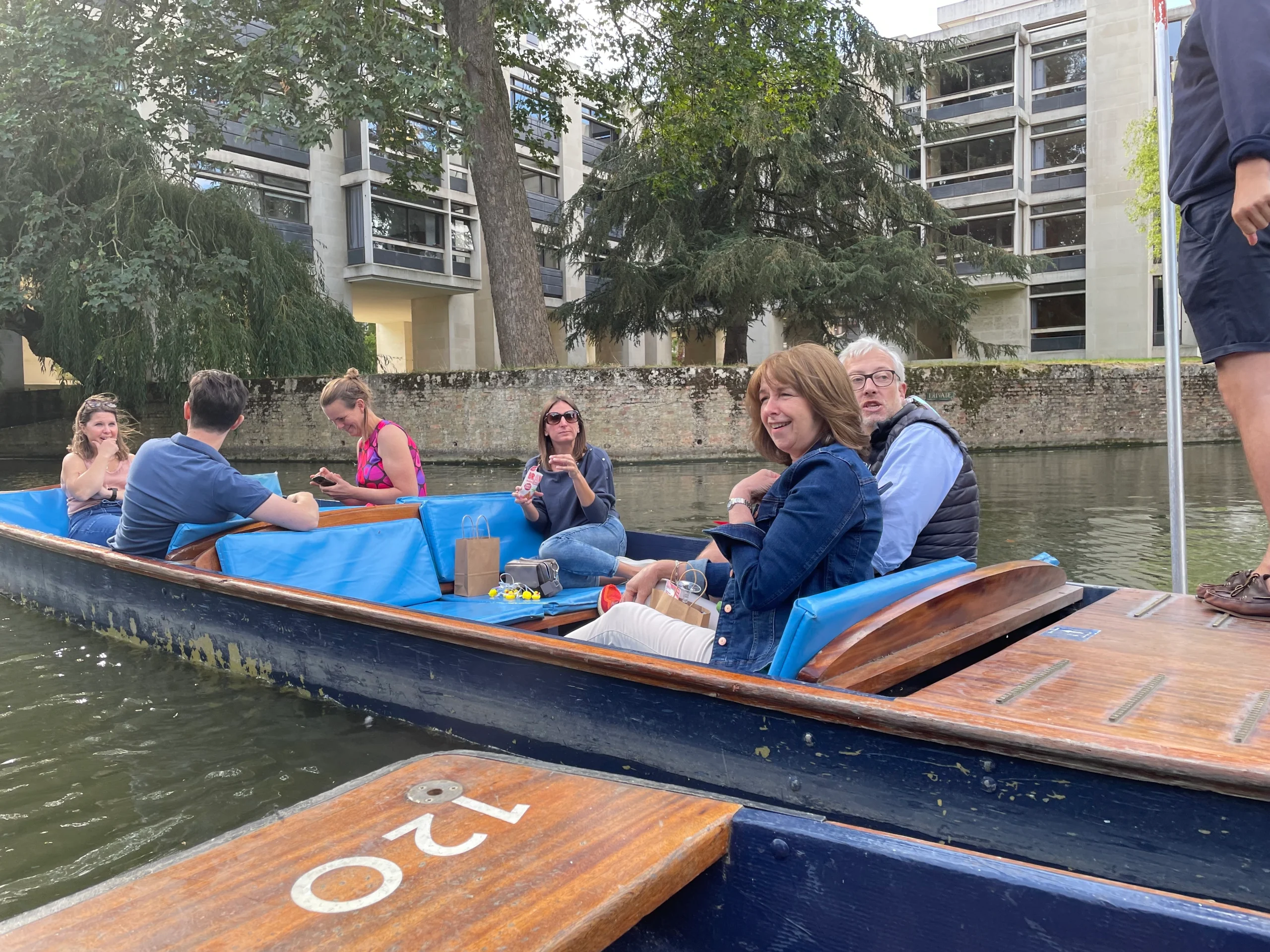 7 people on a punt in Cambridge enjoying food
